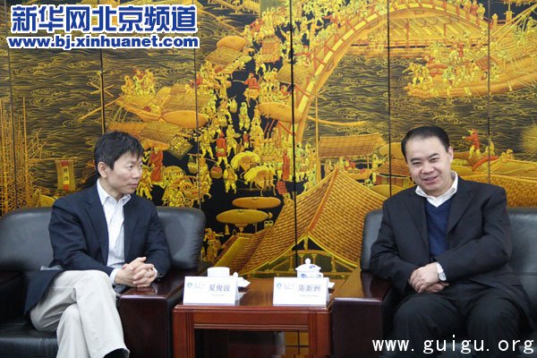 3月27日,新华社北京分社党组书记,社长陈新洲(右)
