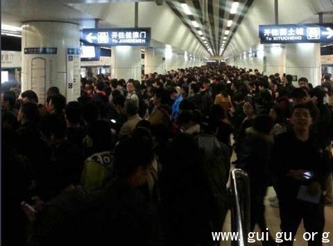 北京地铁10号线早高峰运营故障 乘客叫苦不迭
