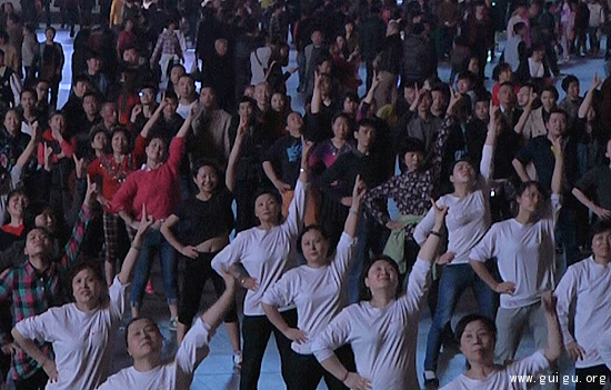 抬头帽头像和LOOKUP广场舞爆红网络促使全民关注低头族