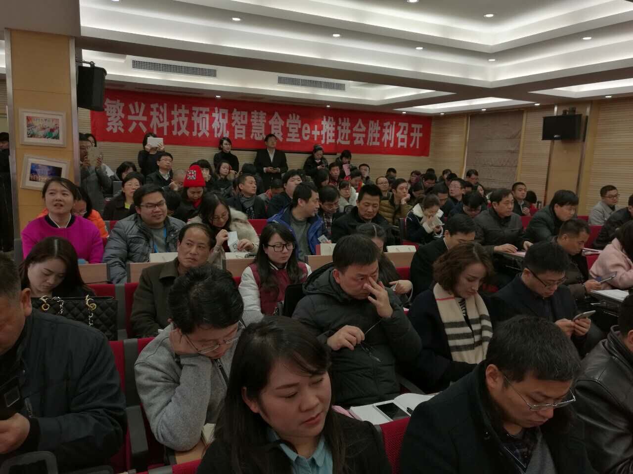 学校推烹饪机器人,食堂大妈怒了!(组图)