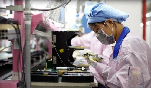 苹果工程团队用视频指导中国同事组装iPhone 12手机